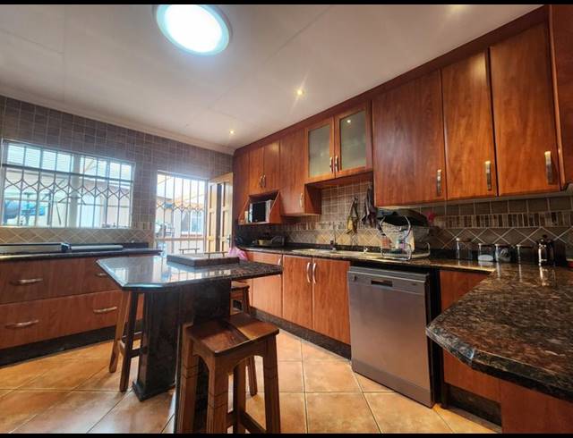 3 BEDROOM HOUSE FOR SALE IN BRACKENHURST